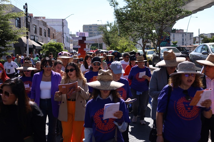 UNIDAS. La escritora asegura que le agrada que el libro sobre el feminicidio de su hermana se convierta en voces. (Foto: Michelle Vázquez) 